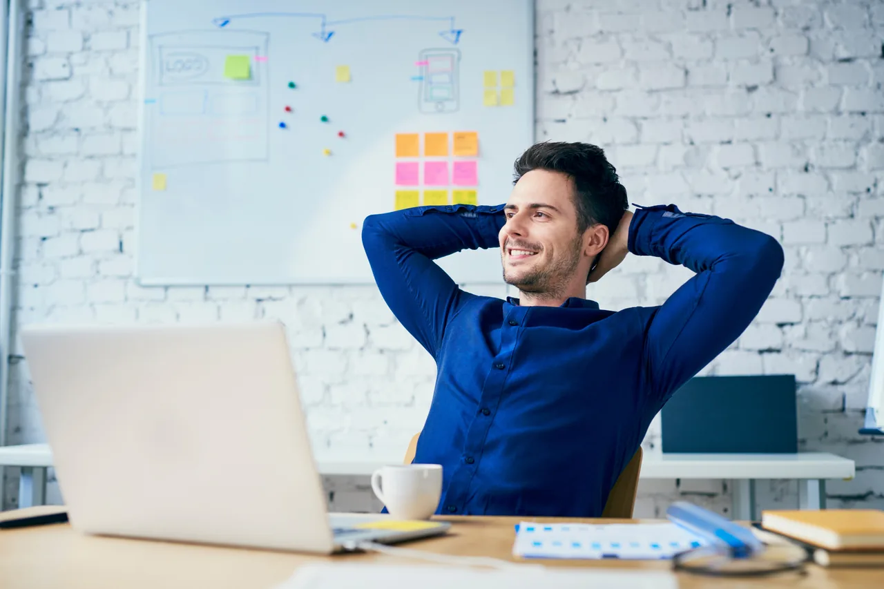 Webdesigner van EJA Webdesign tevreden aan het werk achter zijn laptop