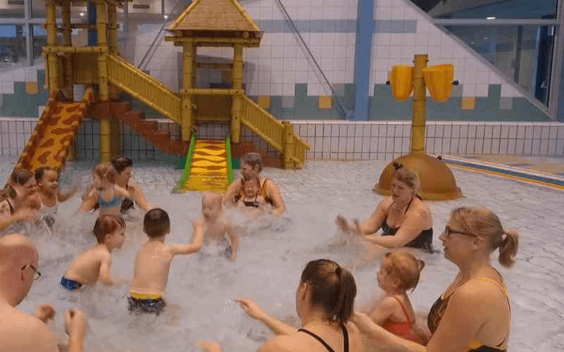 Ouder en Kind zwemmen